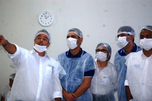 Prefeito Gilberto J&uacute;nior visita local de atendimento do Programa Olhar Bem.(Imagem:Waldemir Miranda)
