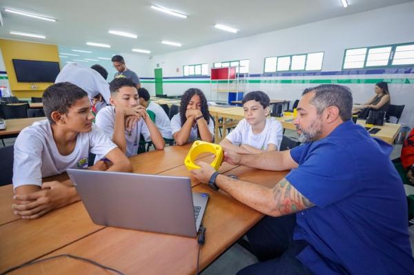 Mais de 30 mil estudantes da rede pública estadual estão tendo aulas de robótica(Imagem:Divulgação)