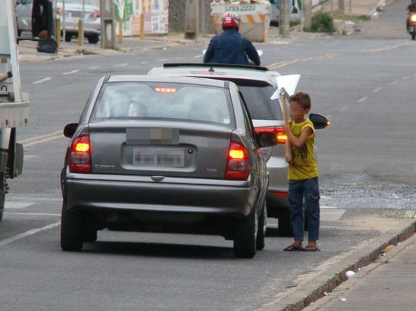 Crian&ccedil;a de 11 anos sendo explorada em sem&aacute;foro de Teresina.(Imagem: Ellyo Teixeira/G1)