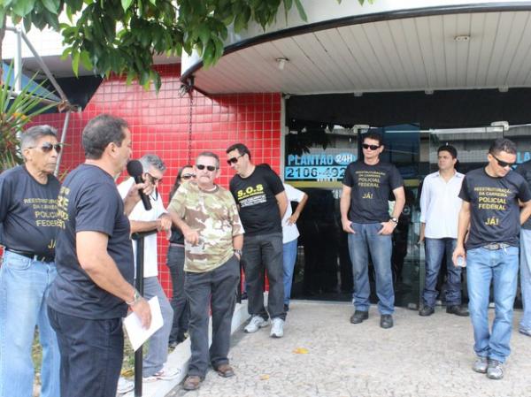 Ato p&uacute;blico dos policiais aconteceu na sede da Superintend&ecirc;ncia Regional no Piau&iacute;.(Imagem:Catarina Costa/G1)