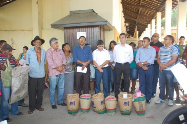 Prefeitura de Floriano beneficia agricultores com distribuição de sementes.(Imagem:Waldemir Miranda)