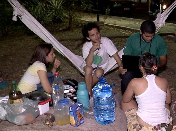 Grupo acampa em praça para impedir derrubada de quase 200 árvores no PI