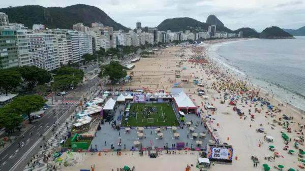 Uma partida amistosa com lendas da Fifa fez parte das atividades de lan&ccedil;amento da marca da Copa Feminina 2027 neste domingo (25),na praia de Copacabana.(Imagem:Wagner Meier - FIFA/Direitos Reservados)