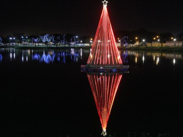 &Aacute;rvore de Natal flutuante com cerca de 8 metros de altura.(Imagem:Ellyo Teixeira/G1)
