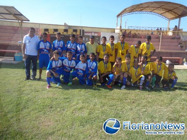 Jogo beneficente arrecada 120 Kg de alimentos em Bar&atilde;o de Graja&uacute;.(Imagem:FlorianoNews)