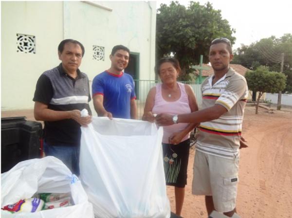 Moradores da Vila Vicentino recebem doa&ccedil;&atilde;o dos comerci&aacute;rios.(Imagem:FlorianoNews)