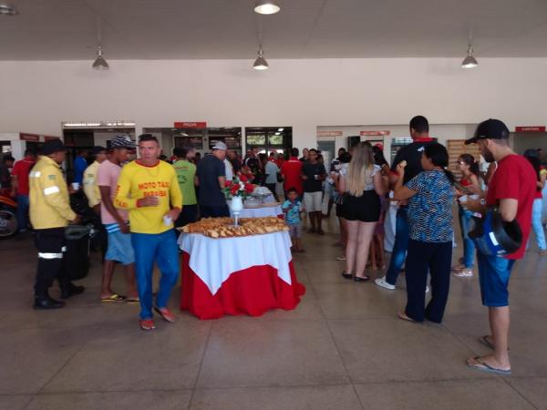 Caf&eacute; da manh&atilde;, ben&ccedil;&atilde;o solene e m&uacute;sica ao vivo marcam os 22 anos da Cajueiro Motos em Floriano.(Imagem:FlorianoNews)
