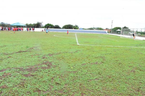  Popula&ccedil;&atilde;o de Itaueira &eacute; contemplada com campo de futebol e recursos destinados por Ciro Nogueira.(Imagem:Ascom)