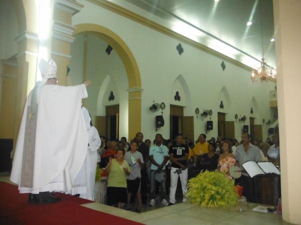Fi&eacute;is celebram o encerramento da festa de Santos Reis.(Imagem:FlorianoNews)