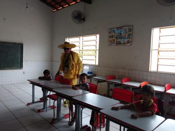 Rep&oacute;rter Amarelinho agradece presen&ccedil;a das escolas no Show do Carrapeta (Imagem:FlorianoNews)