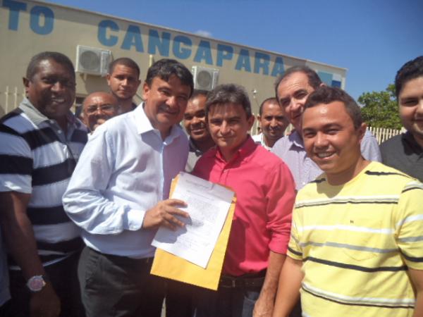 Edvaldo Ara&uacute;jo entrega carta a Governador reivindicando redu&ccedil;&atilde;o no pre&ccedil;o do milho da Conab.(Imagem:FlorianoNews)