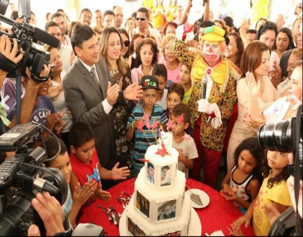 Wellington Dias ganha bolo com foto de Dilma e presença de Themístocles