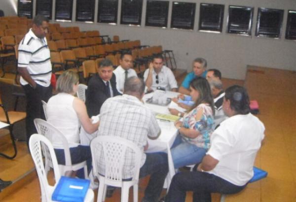 Caixa Econ&ocirc;mica e Conselho de Habita&ccedil;&atilde;o discutem problemas de Conjunto Habitacional.(Imagem:FlorianoNews)