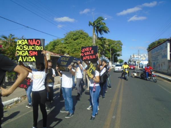 Adolescentes e entidades participam ato contra viol&ecirc;ncia sexual em Floriano.(Imagem:FlorianoNews)