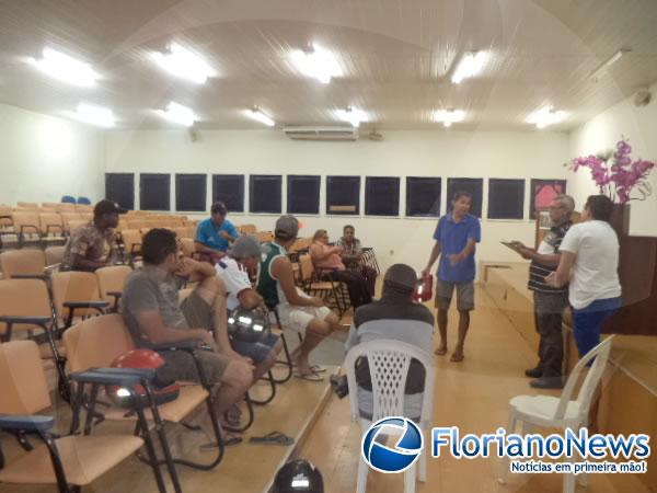 Reuni&atilde;o com presidentes de escolas e blocos de samba de Floriano.(Imagem:FlorianoNews)