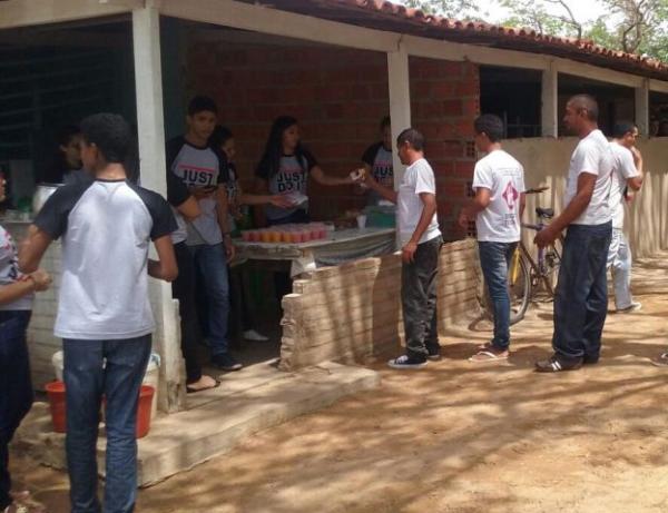 Alunos promovem manh&atilde; b&iacute;blica na Comunidade Shalom.(Imagem:Deylange Oliveira)