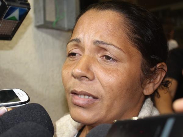 'A pol&iacute;cia me levou um bem valios&iacute;ssimo', disse Terezinha ao chegar no Piau&iacute;.(Imagem:Fernando Brito/G1)