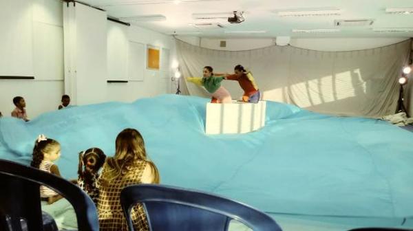 Crian&ccedil;as ficam encantadas com espet&aacute;culo do Palco Girat&oacute;rio em Floriano.(Imagem:FlorianoNews)