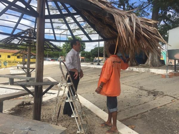 Prefeitura inicia reforma das palhoças do Cais de Floriano.(Imagem:Waldemir Miranda)