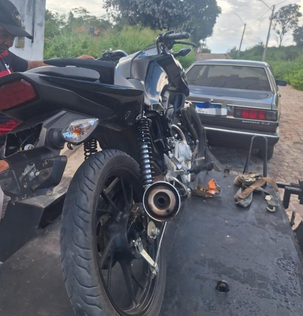 Força Tática do 3º BPM retira motocicleta irregular de circulação em Floriano.(Imagem:Divulgação/PM)