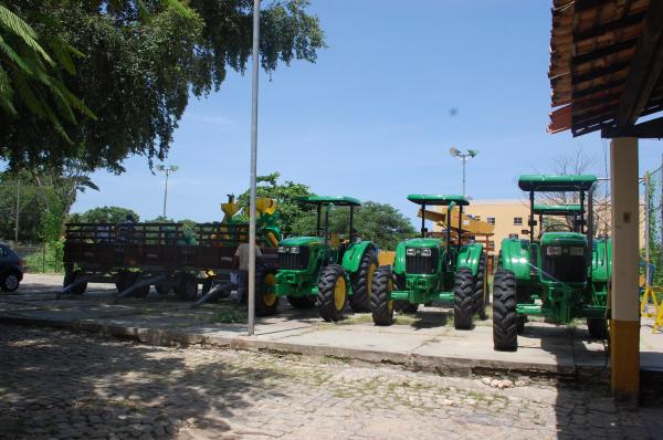 Prefeitura de Floriano entrega tratores a produtores rurais