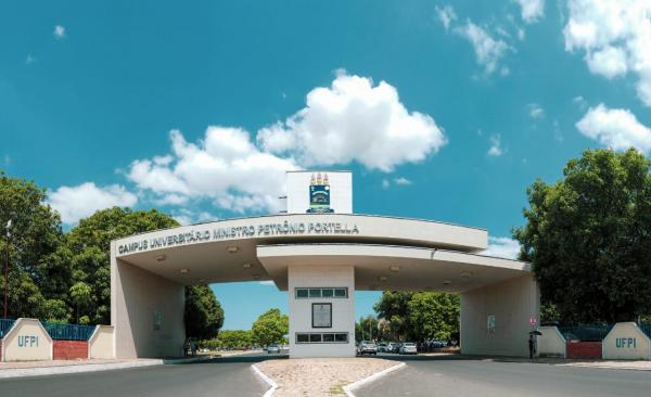 UFPI lança processo seletivo para professor com salário de até R$ 5,8 mil