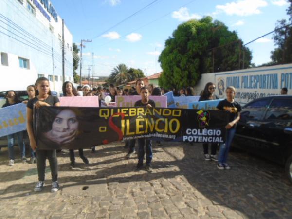 Adolescentes e entidades participam ato contra viol&ecirc;ncia sexual em Floriano.(Imagem:FlorianoNews)