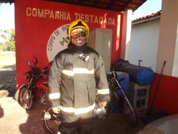Bombeiros de Floriano recebem equipamento individual de combate a incêndio