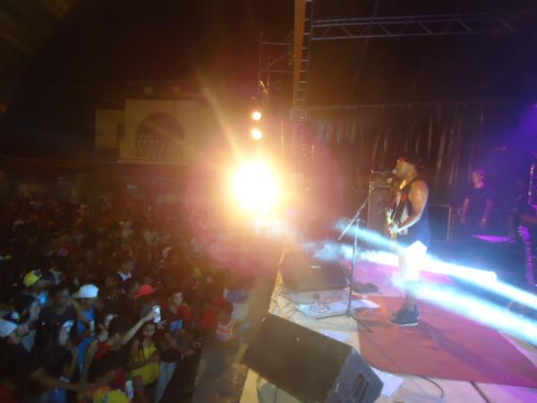 DJ Jadson, Tom de Alerta e Maraj&oacute; animam &uacute;ltimo dia de folia em Bar&atilde;o de Graja&uacute;.(Imagem:FlorianoNews)