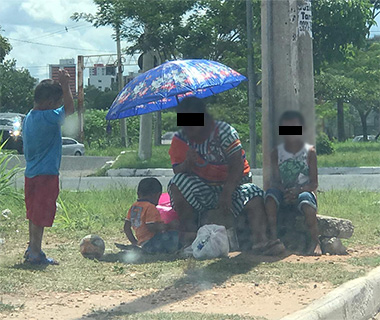 Para sobreviver, venezuelanos começam a pedir doações em semáforos