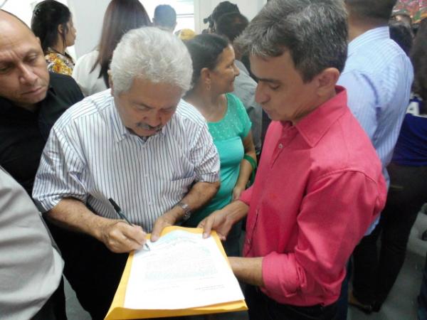 Edvaldo Ara&uacute;jo entrega carta a Governador reivindicando redu&ccedil;&atilde;o no pre&ccedil;o do milho da Conab(Imagem:FlorianoNews)