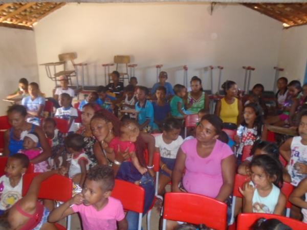 Crian&ccedil;as da localidade Tabuleiro do Mato recebem a visita do Papai Noel.(Imagem:FlorianoNews)