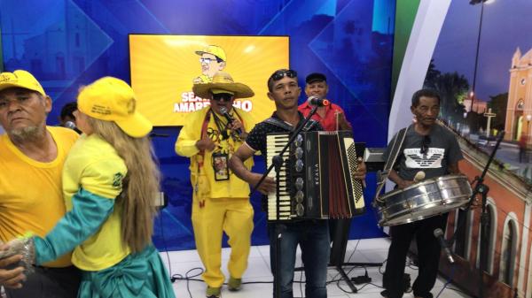 Calouros do Projeto Amarelinho se apresentam em programa da TV Tropical de Bar&atilde;o de Graja&uacute;. (Imagem:FlorianoNews)