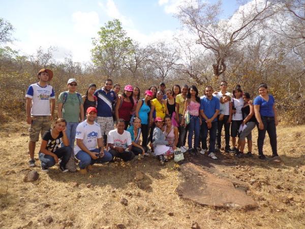 Alunos do Col&eacute;gio Estadual participaram da 3&ordf; Trilha Ecol&oacute;gica.(Imagem:FlorianoNews)