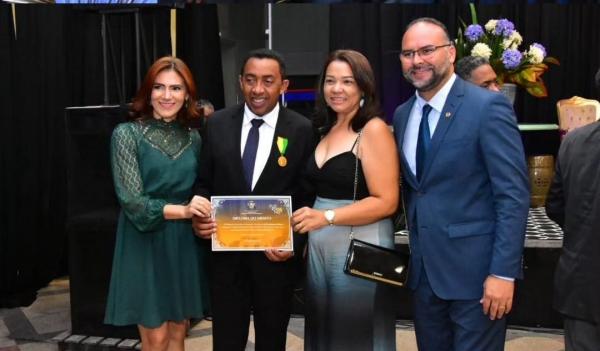 Vereador Joab Curvina prestigia entrega da Comenda