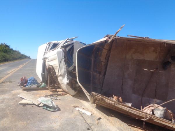 Carreta carregada de milho tomba na BR 230, em Bar&atilde;o de Graja&uacute;.(Imagem:FlorianoNews)