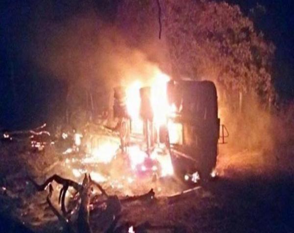 Caminhão tanque capota, pega fogo e motorista morre carbonizado na BR-343