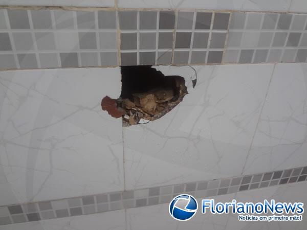 Raio atinge árvore e danifica residências em Floriano.(Imagem:FlorianoNews)