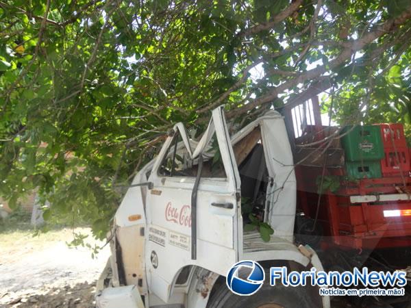 Cabine de caminhão destrava e provoca acidente na Av. Dirceu Arcoverde