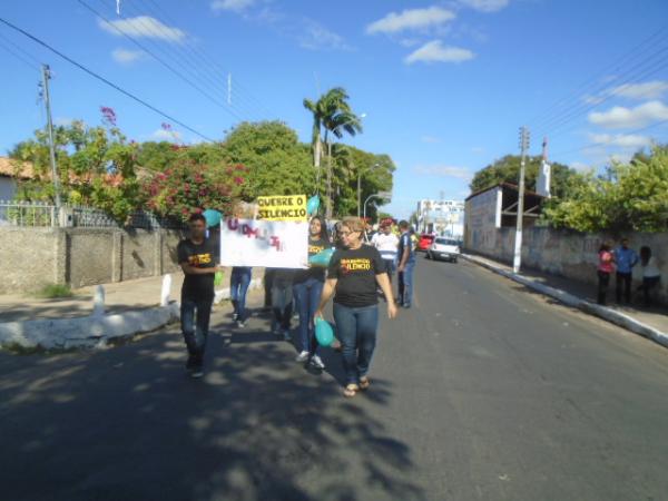 Adolescentes e entidades participam ato contra viol&ecirc;ncia sexual em Floriano.(Imagem:FlorianoNews)