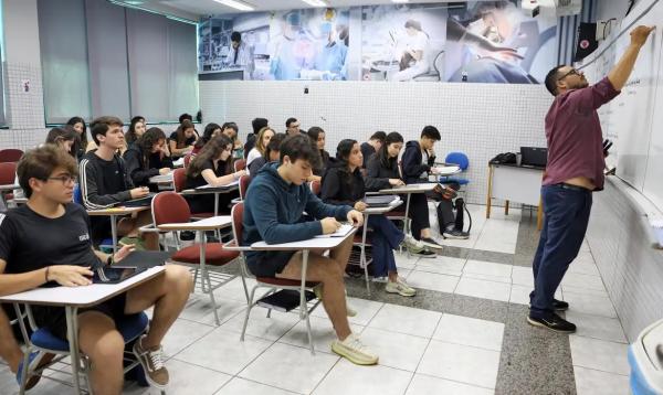 Professor do colégio Galois, Samuel Rbeiro Costa, em sala de aula com alunos na preparação nos últimos dias antes da prova do Enem 2024.(Imagem:José Cruz/Agência Brasil)