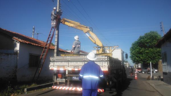 Caminh&atilde;o bate em poste e provoca falta de energia em v&aacute;rios bairros de Floriano.(Imagem:FlorianoNews)