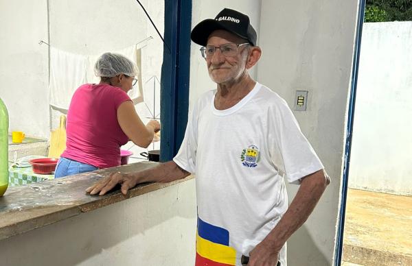 Jos&eacute; Manoel , 91 anos, &eacute; aluno do Alfabetiza Piau&iacute; no Ceja Estela Nunes, em Boca&iacute;na.(Imagem:Sandra Portela)