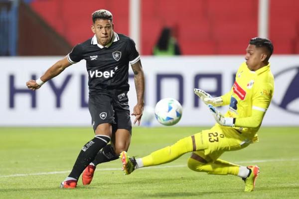 Matheus Martins finaliza pra fora em Nacional Potos&iacute; 1 x 0 Botafogo, na pr&eacute;-Libertadores 2026.(Imagem:Vitor Silva/Botafogo)
