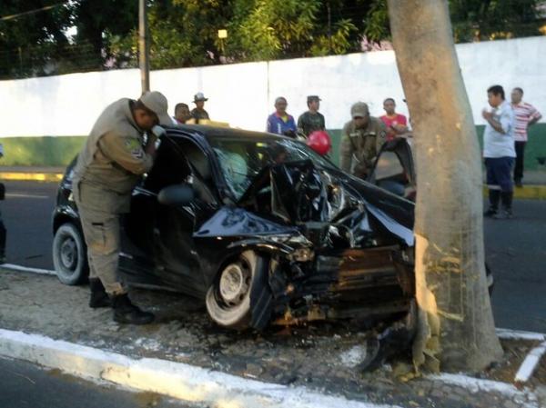 Homem perde controle de veículo, colide em árvore e morre em Teresina