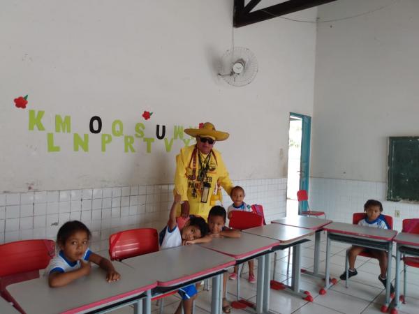 Rep&oacute;rter Amarelinho agradece presen&ccedil;a das escolas no Show do Carrapeta (Imagem:FlorianoNews)