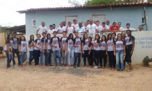 Alunos promovem manh&atilde; b&iacute;blica na Comunidade Shalom.(Imagem:Deylange Oliveira)