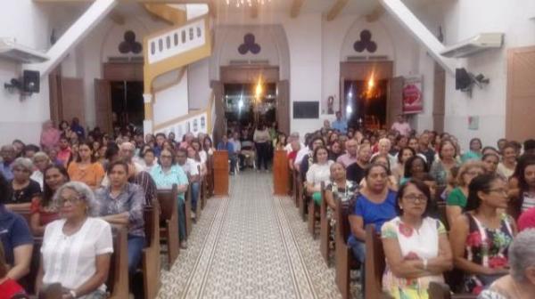 Fi&eacute;is lotam Catedral S&atilde;o Pedro de Alc&acirc;ntara para a Missa de Cinzas em Floriano.(Imagem:FlorianoNews)
