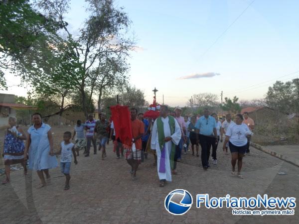 Prociss&atilde;o encerrou os festejos de Bom Jesus da Lapa na localidade Tabuleiro do Mato.(Imagem:FlorianoNews)