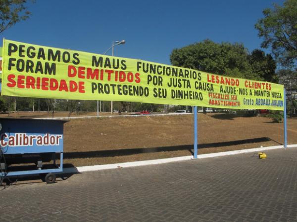 Com faixa, posto anuncia demissão de frentistas por fraude a cliente